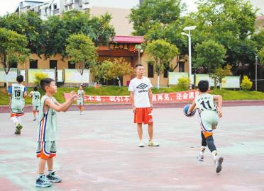 业余篮球爱好者在哪里可以找到表演赛资源_1